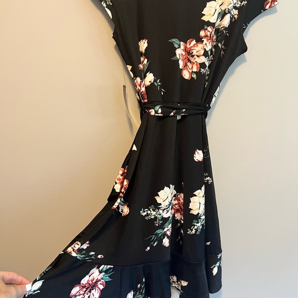 Summer dress with sweeping edge - Picture 4 of 6